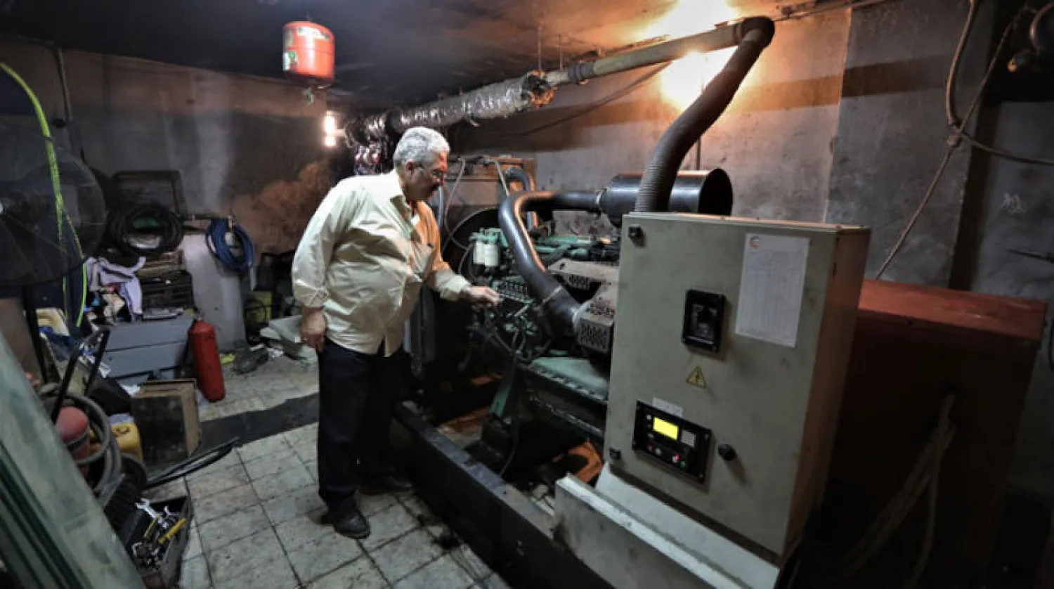 أزمة شح الفيول انعكست على إمداد المولدات المشتركين بالكهرباء (إ.ب.أ)