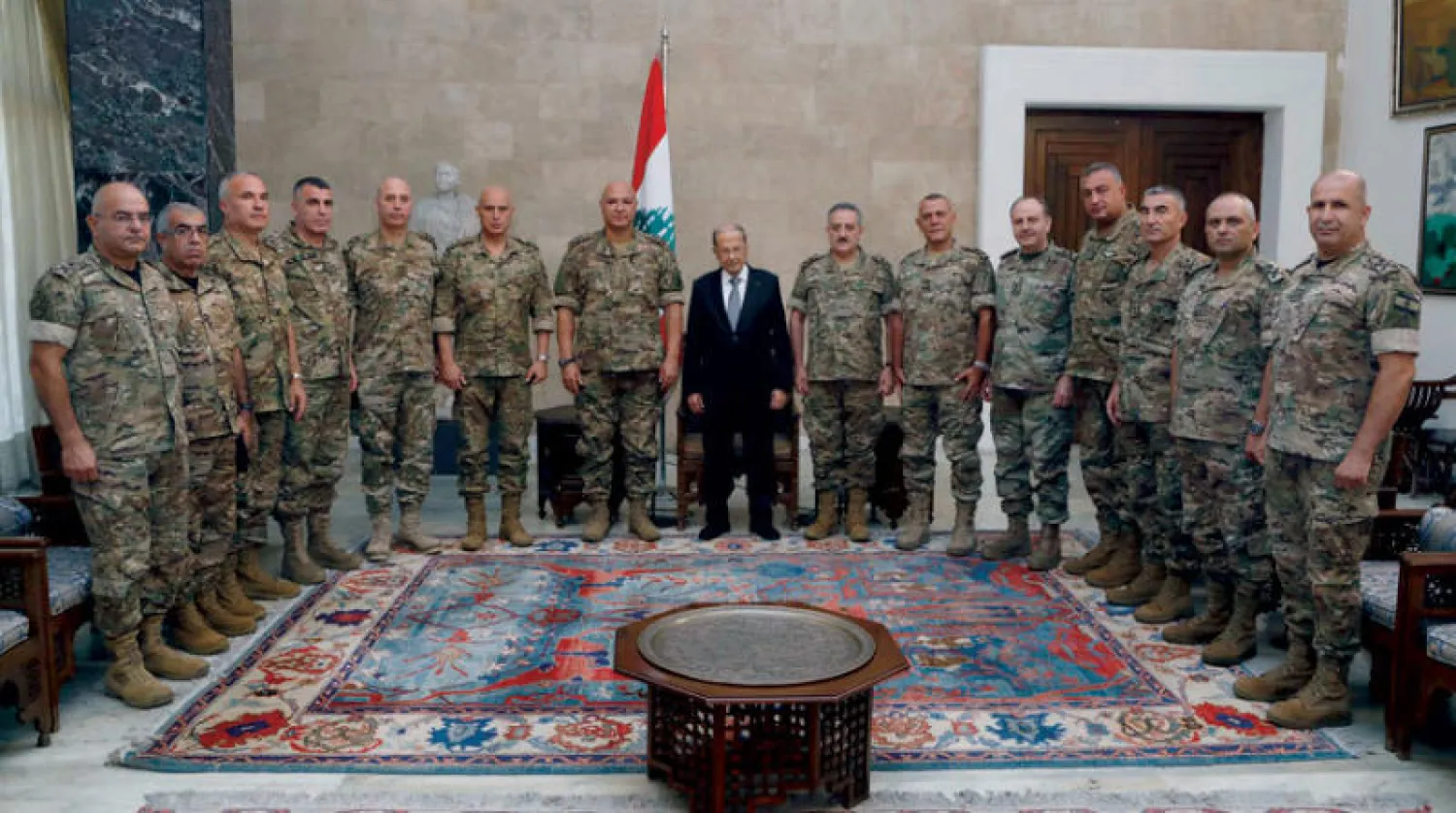 الرئيس ميشال عون محاطاً بقائد الجيش وكبار الضباط أمس (دالاتي ونهرا)