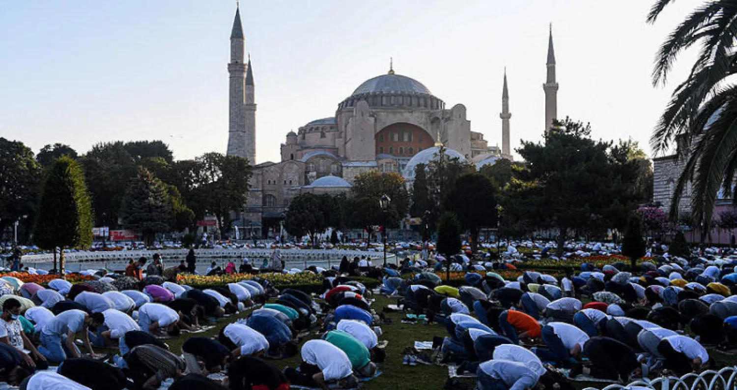 مسلمون يؤدون صلاة عيد الأضحى في الساحات المحيطة بـ«آيا صوفيا» في إسطنبول بعد تحويله إلى مسجد (أ.ف.ب)