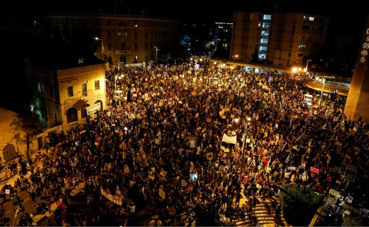 محتجون تجمعوا للتظاهر ضد الحكومة الإسرائيلية في القدس (أ.ف.ب)