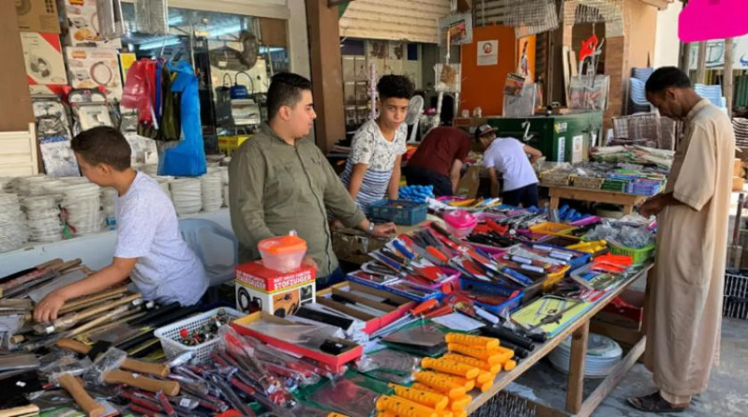 Koronavirüs vaka sayılarında artış kaydedilen Mısrata şehrinde bir pazar (Reuters)