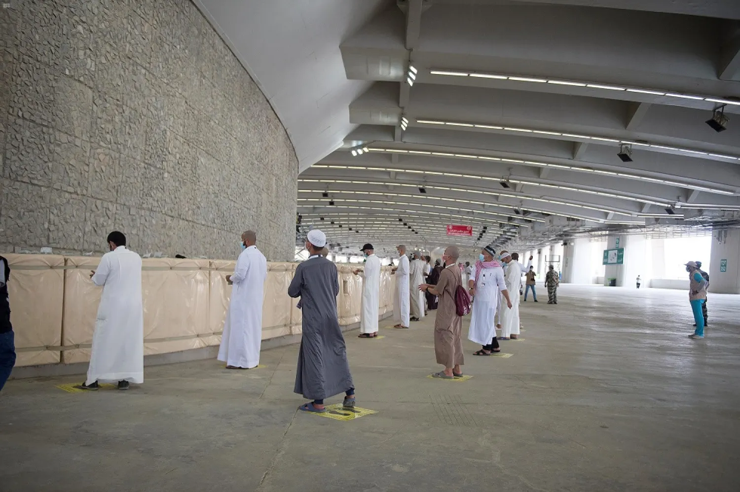 Hajj pilgrims perform the stoning of the devil amid social distancing measures in wake of the ongoing coronavirus outbreak. (SPA)