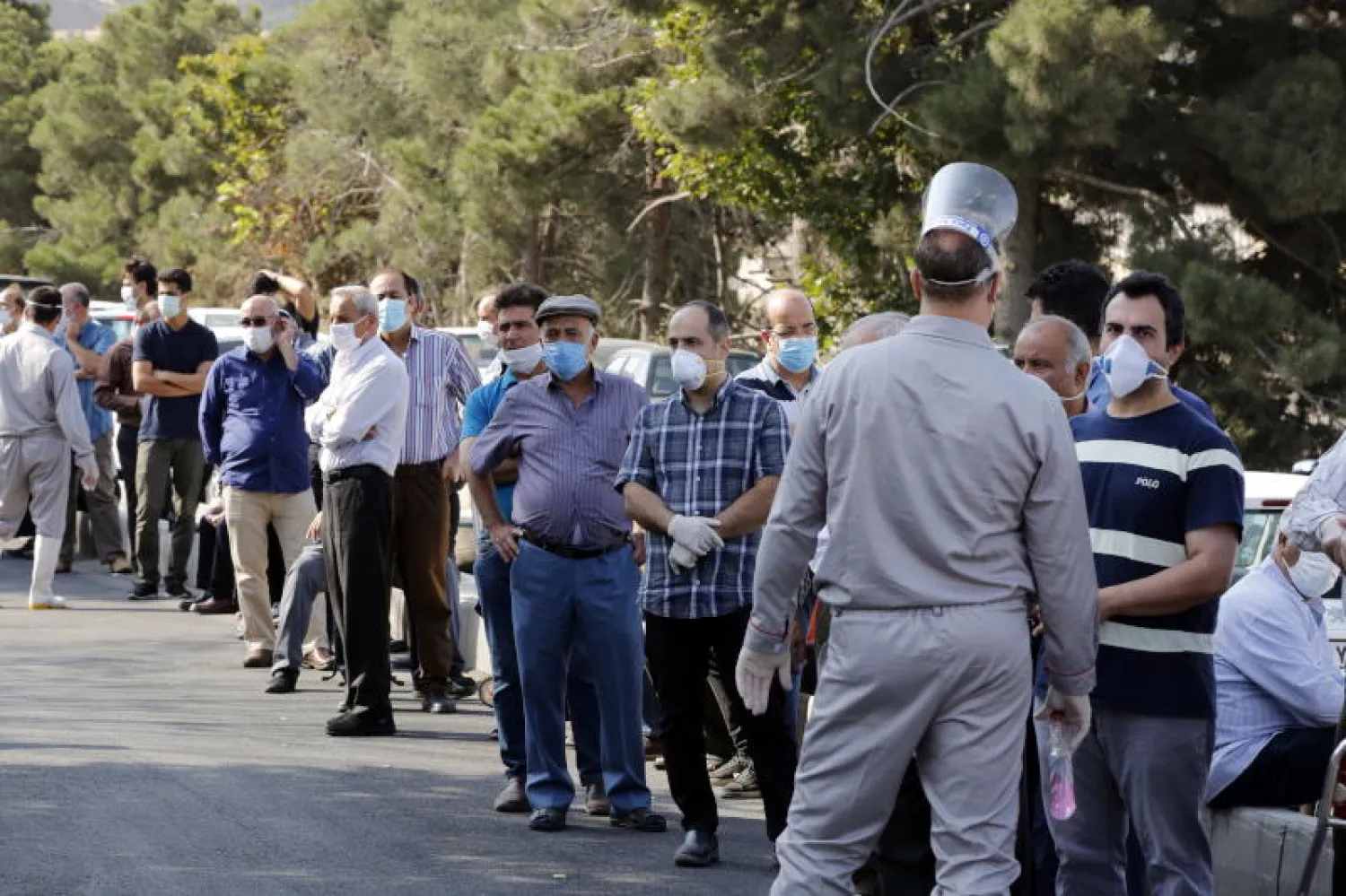 إيرانيون يرتدون كمامات في العاصمة طهران (إ.ب.أ)