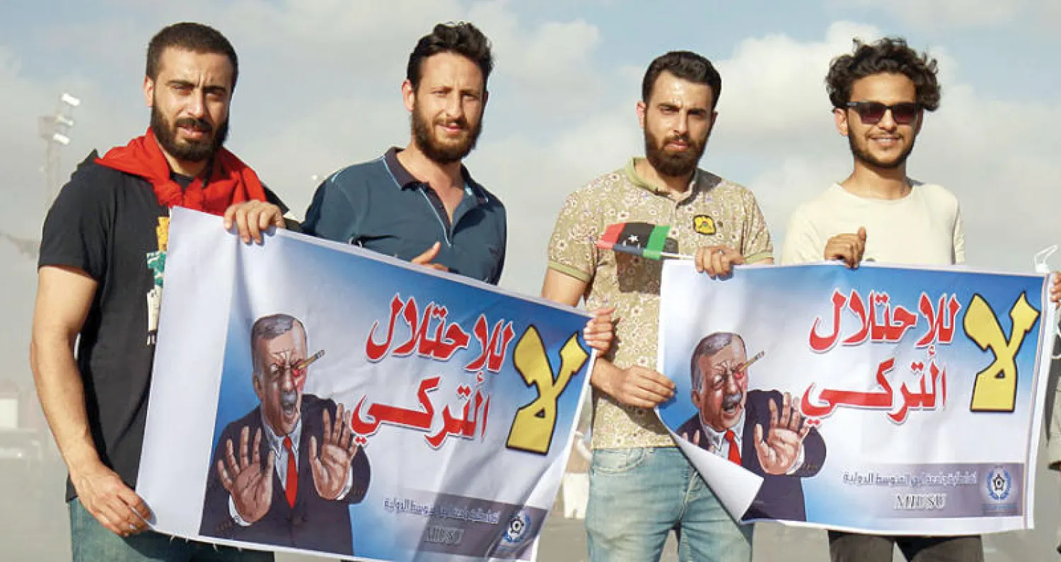 ليبيون في بنغازي يعبّرون عن رفضهم للتدخل التركي في بلادهم خلال الشهر الماضي (أ.ف.ب)