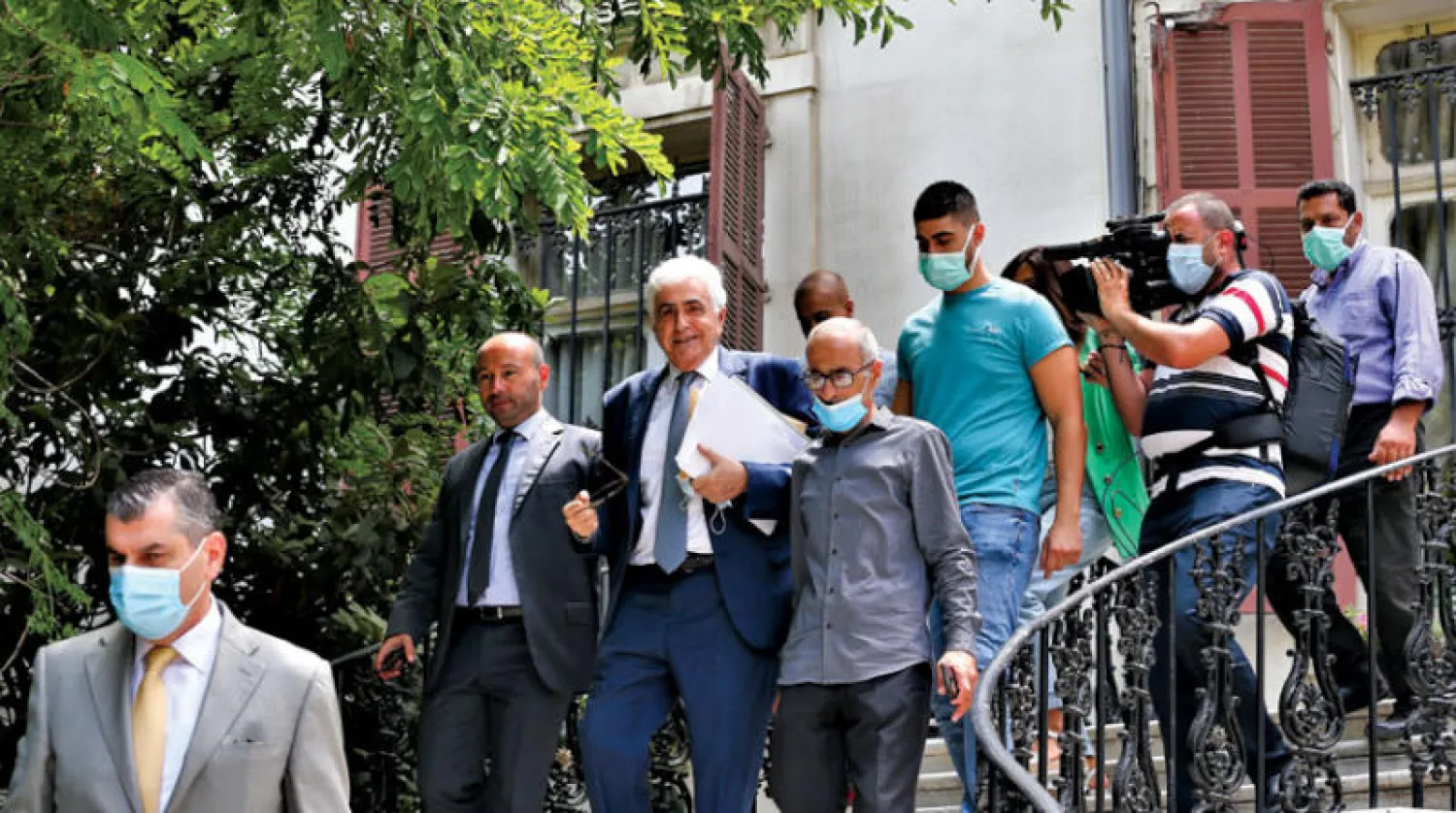 وزير خارجية لبنان المستقيل ناصيف حتّي مغادراً مبنى الوزارة بعد تقديم استقالته أمس (إ.ب.أ)