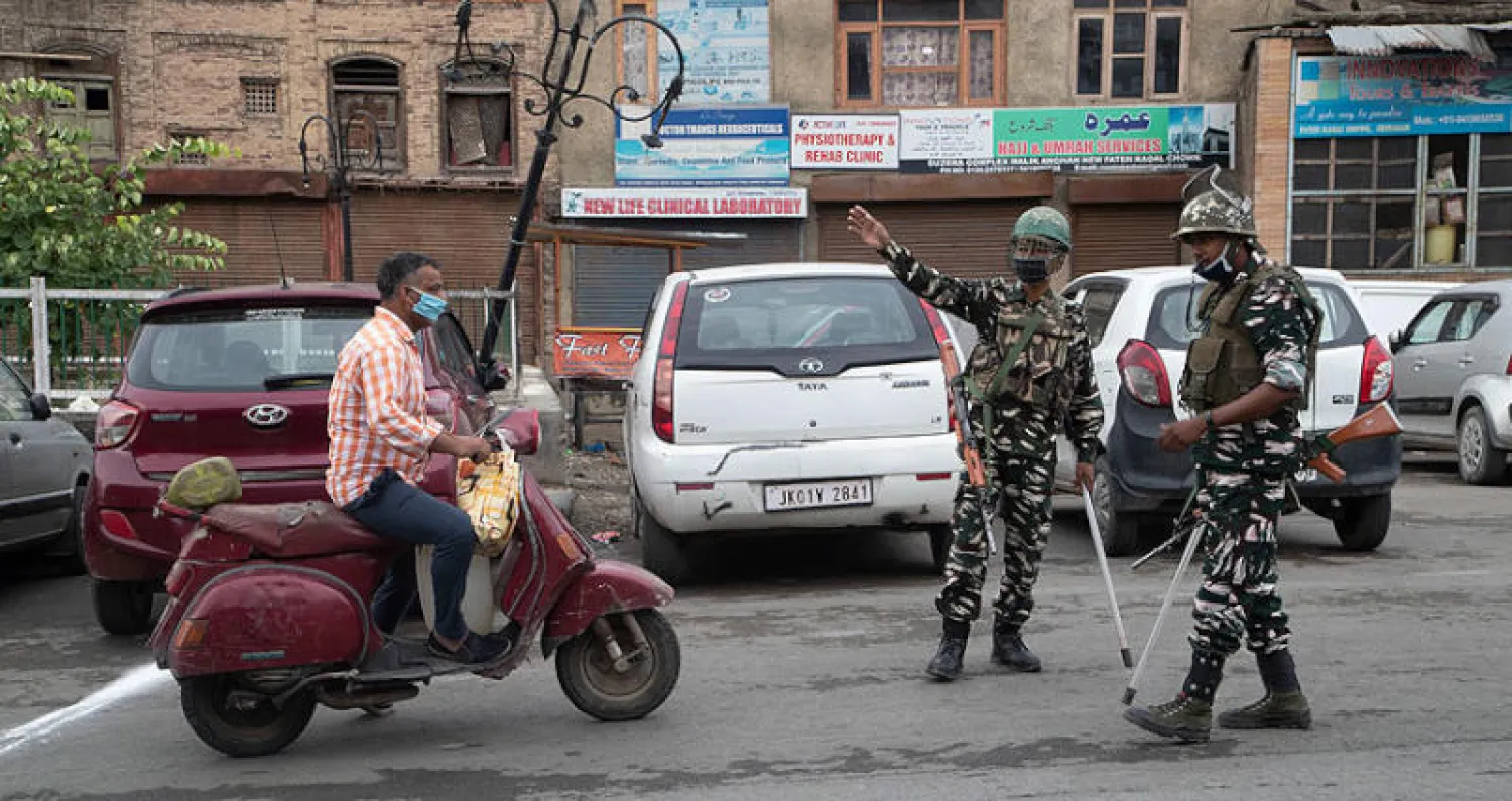 عسكريون يراقبون الوضع في سريناغار بإقليم كشمير في أول أيام عيد الأضحى في إطار تدابير منع انتشار فيروس «كوفيد - 19» (أ.ب)