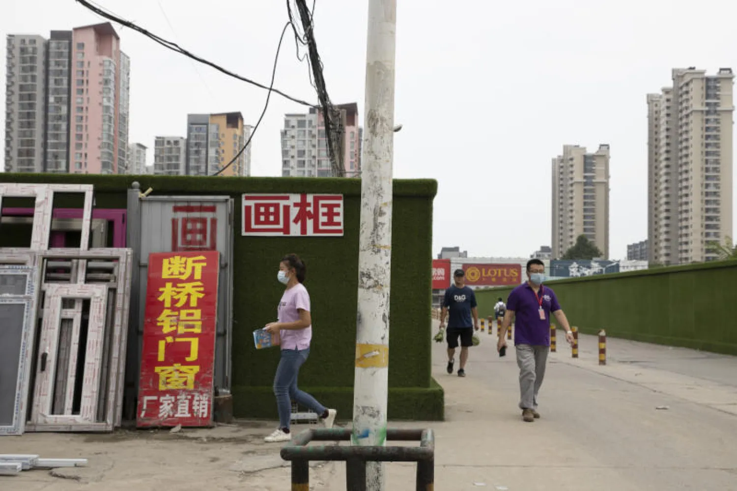 أشخاص في مدينة ووهان الصينية يضعون كمامات للوقاية من «كورونا» (أ.ب)