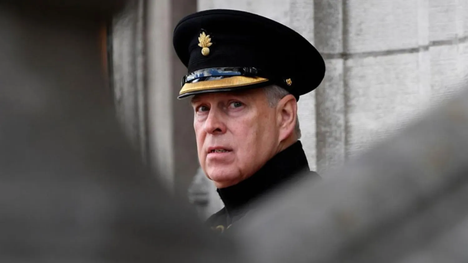 Prens Andrew kısa süre önce evlenen Prenses Beatrice'in düğününde yer almamasıyla da dikkatleri üzerine çekmişti (AFP)
