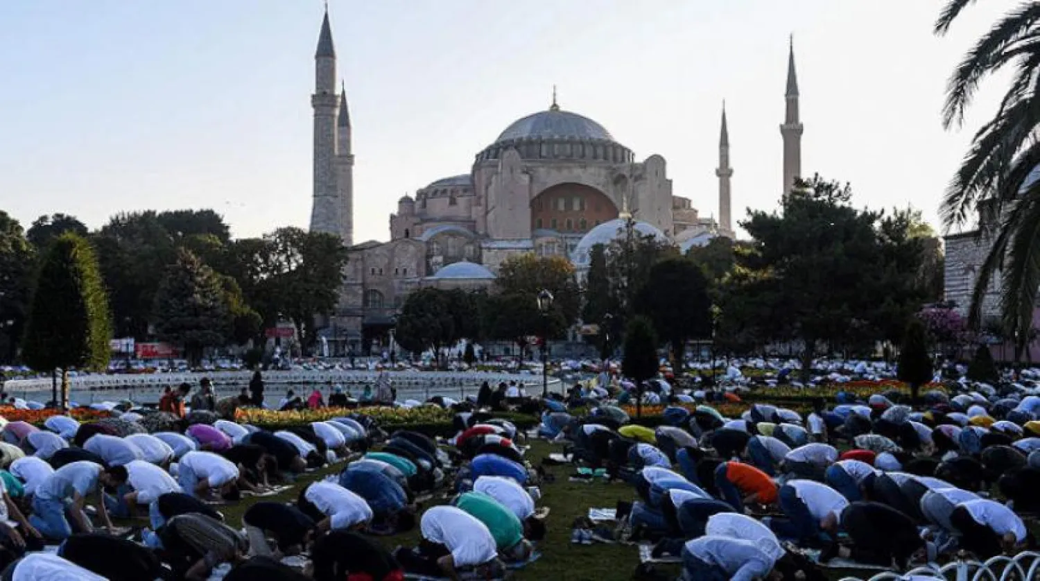 İstanbul'da Müslümanlar, cami haline getirildikten sonra Ayasofya'nın etrafındaki meydanlarda bayram namazını eda kıldılar (AFP)