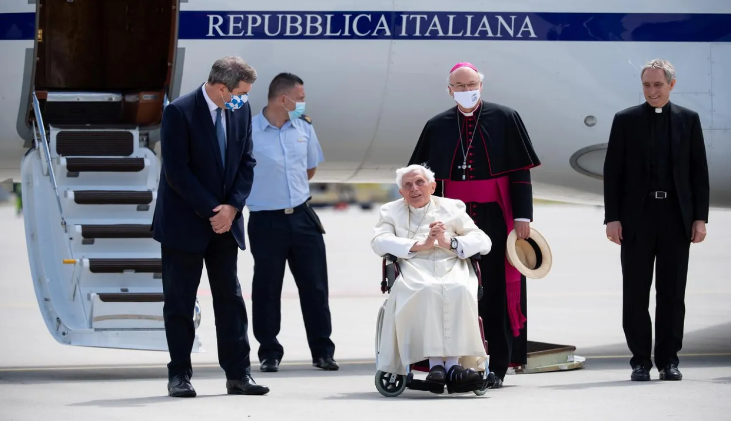 Bavarian Prime Minister Markus Soeder speaks to Pope Emeritus Benedict at the Munich Airport before his departure to Rome, June 22, 2020. Sven Hoppe/Pool via REUTERS