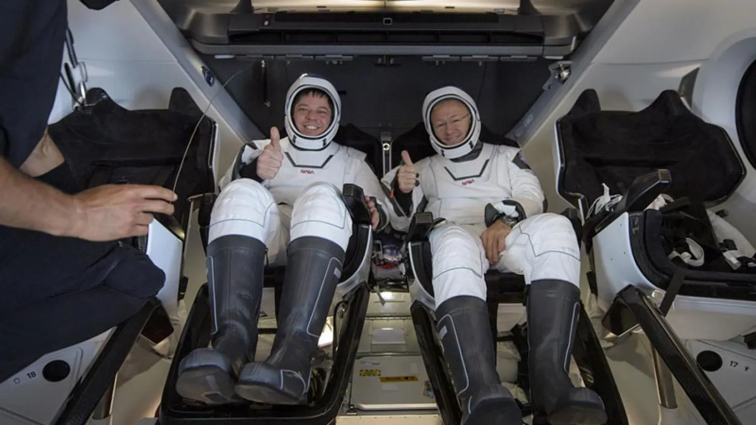 NASA astronotları, Meksika Körfezi'ne indikten kısa bir süre sonra SpaceX'in Crew Dragon Endeavor uzay aracının içinde görülüyor (NASA)
