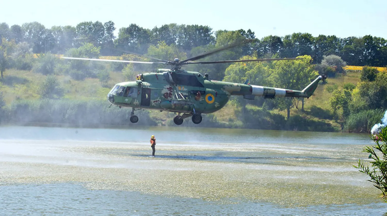 Ukrayna'da askeri helikopter tatilcilerin arasında tatbikat yaptı