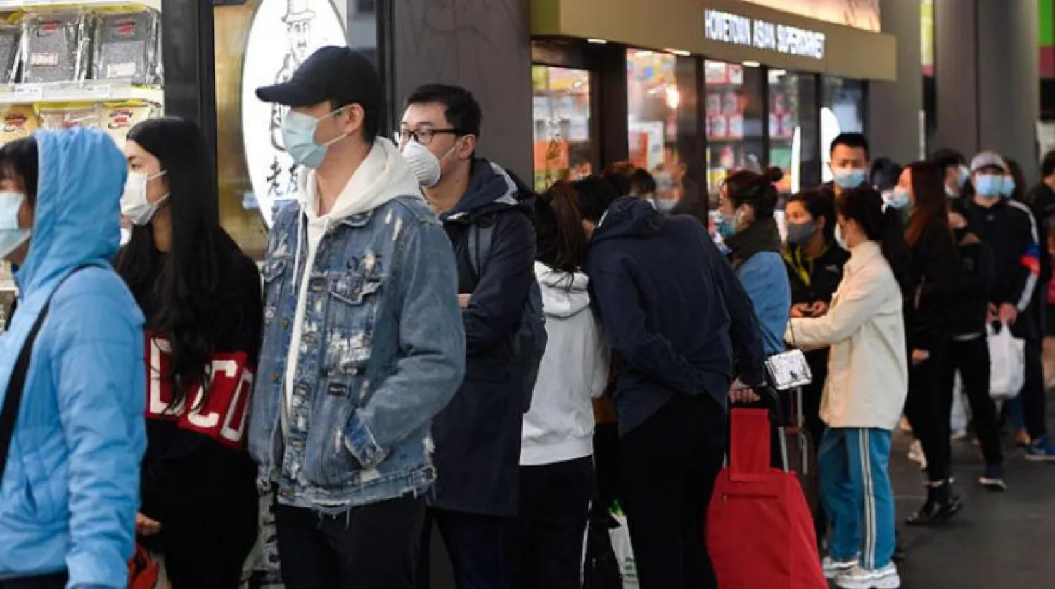 Dün Melbourne'da binlerce kişi izolasyon önlemleri yürürlüğe girmeden önce alışveriş yaparken. (AP)