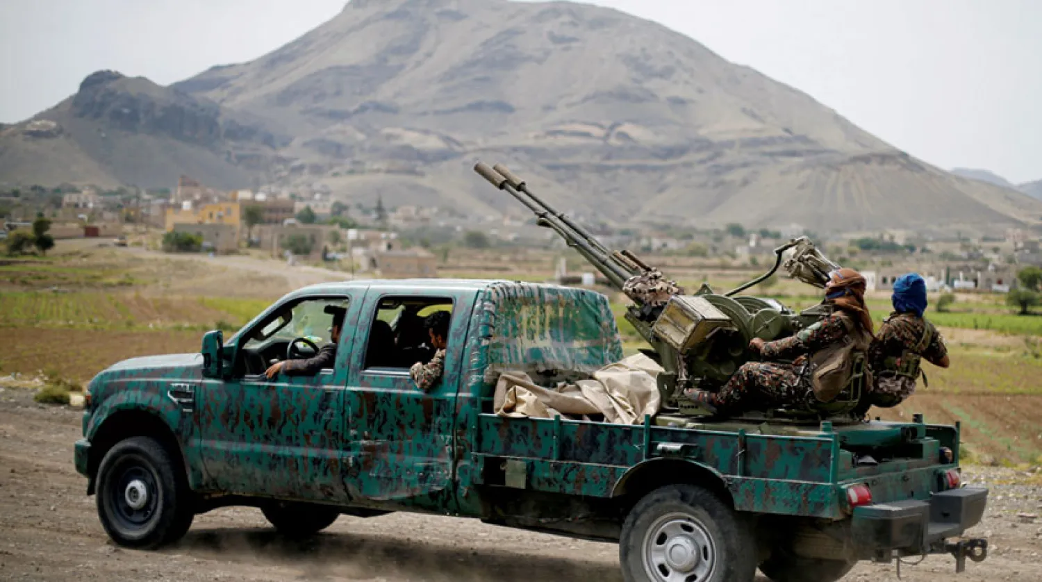 مسلحون حوثيون على متن عربة عسكرية في ضواحي صنعاء (رويترز)