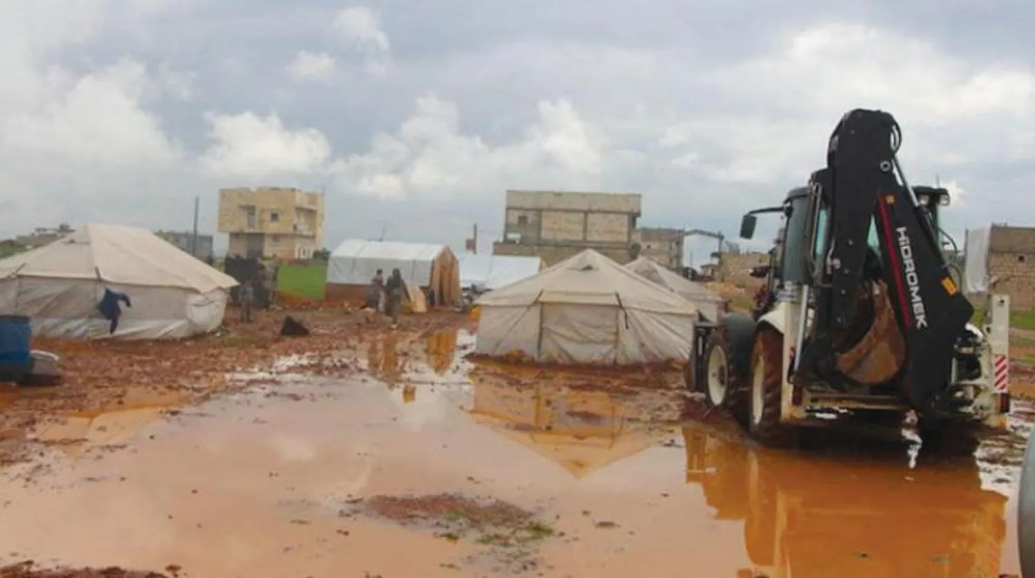 Flood waters surround a camp for the displaced in the Yemeni governorate of Ma'rib (Saba News Agency)

