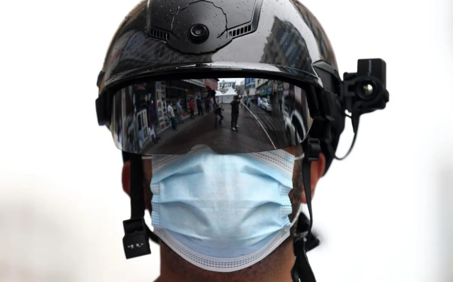 شرطي في دبي يرتدي خوذة مزودة بكاميرا لقياس درجة الحرارة (أ.ف.ب)