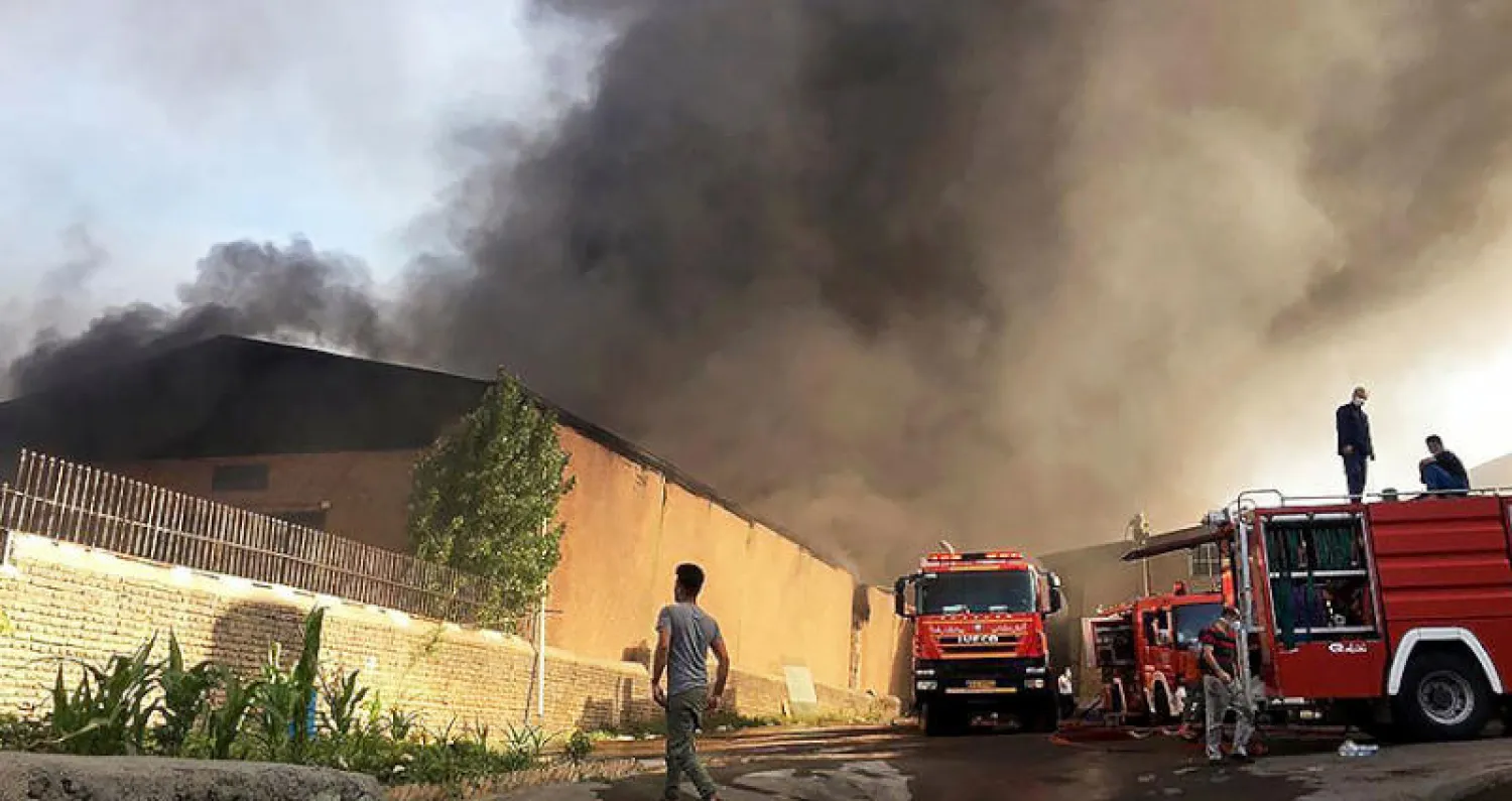 عمال إطفاء يعملون على إخماد النيران بمنشأة صناعية غرب طهران أمس (رويترز)