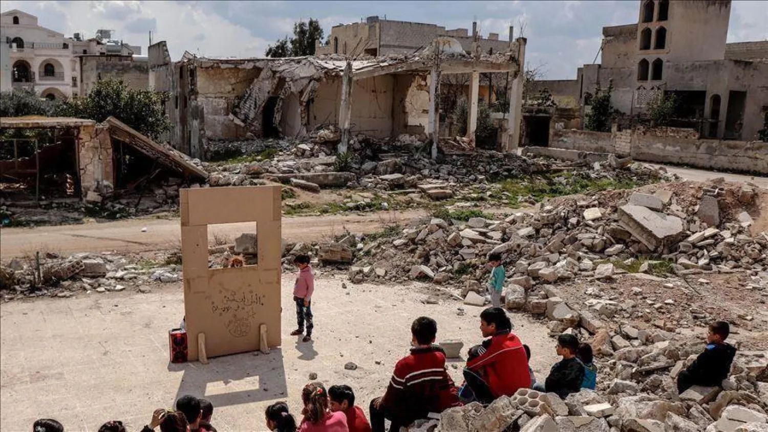 Children playing in Idlib (Anadolu Agency)