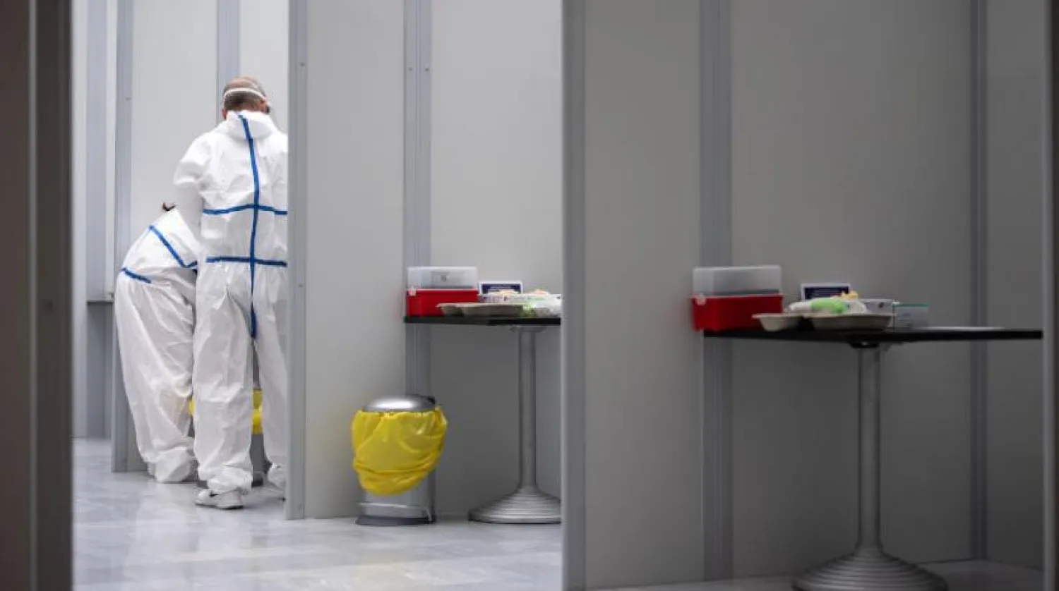 Stuttgart Havaalanı Test Merkezi'ndeki sağlık çalışanları (DPA)