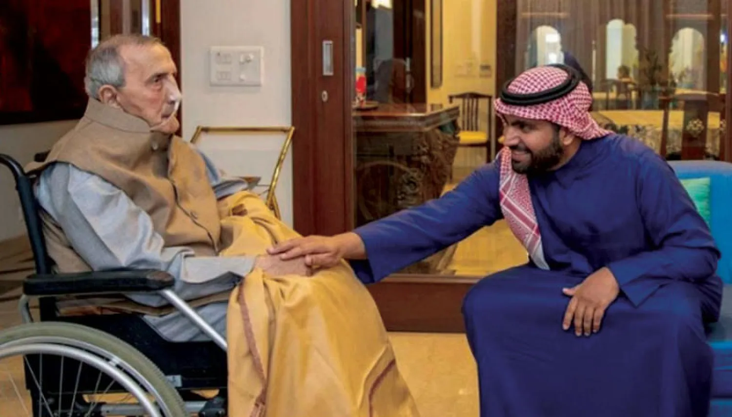 الأمير بدر بن فرحان وزير الثقافة خلال زيارته للمسرحي إبراهيم القاضي في نيودلهي