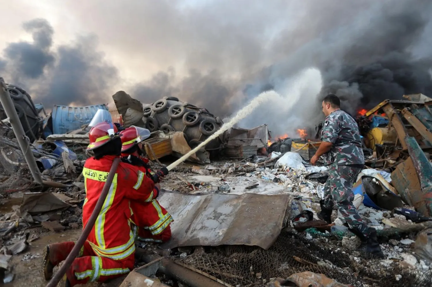 Beyrut limanındaki bir itfaiye eri (Reuters)
