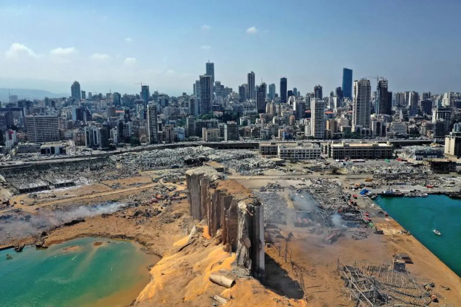 صورة جوية تُظهر الأضرار الهائلة التي لحقت بميناء بيروت جراء الانفجار (أ.ف.ب)