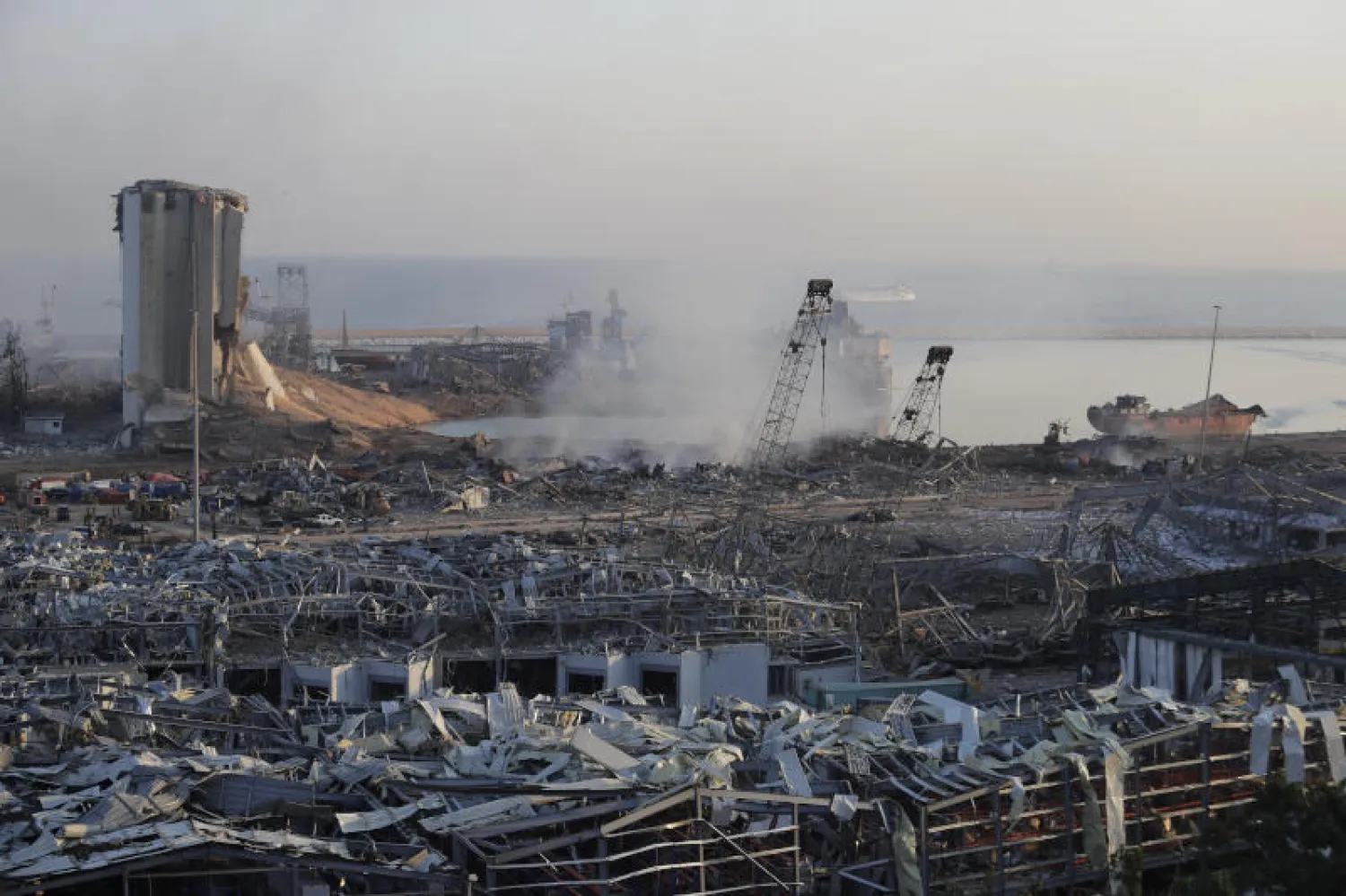 مرفأ بيروت يبدو مدمراً بعد انفجار ضخم داخله (أ.ب)