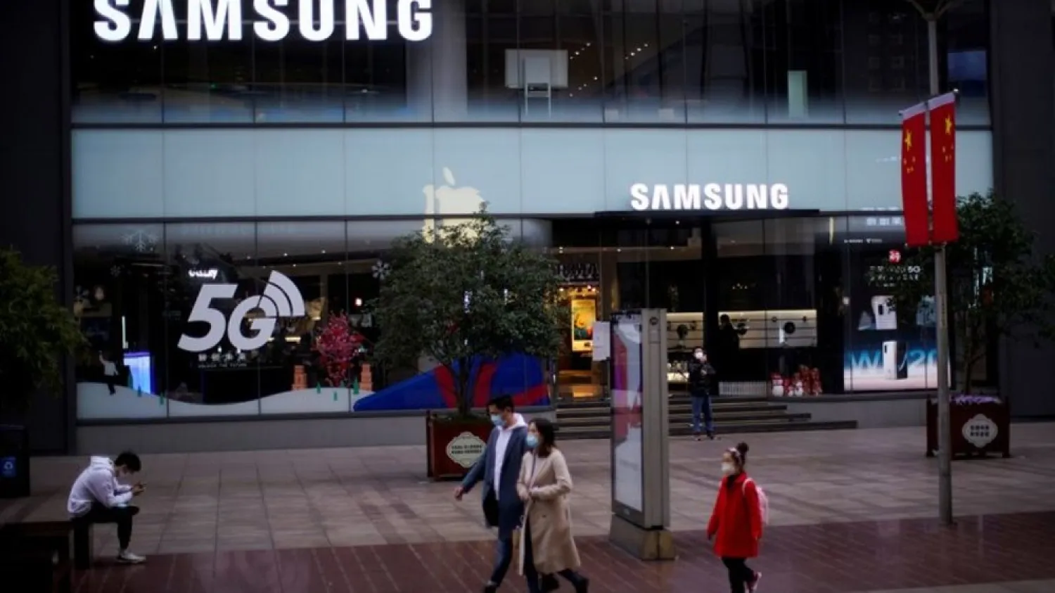 People wears masks in front a Samsung Store at a main shopping area as the country is hit by an outbreak of the new coronavirus in downtown Shanghai, China February 21, 2020. (Reuters)