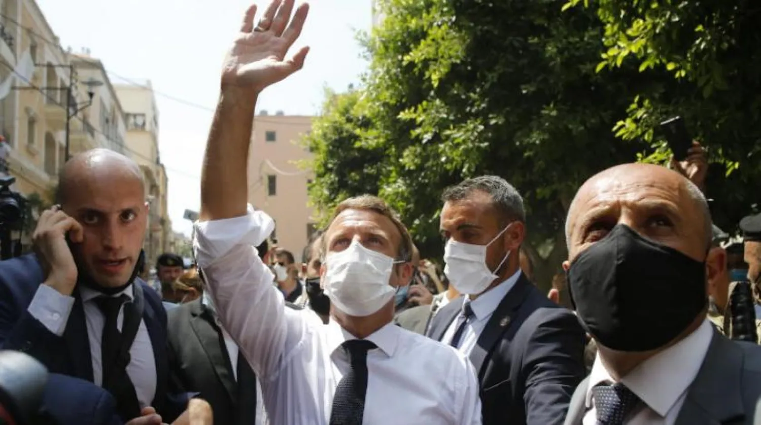 Fransa Cumhurbaşkanı Emmanuel Macron Beyrut sokaklarını dolaşırken (EPA)