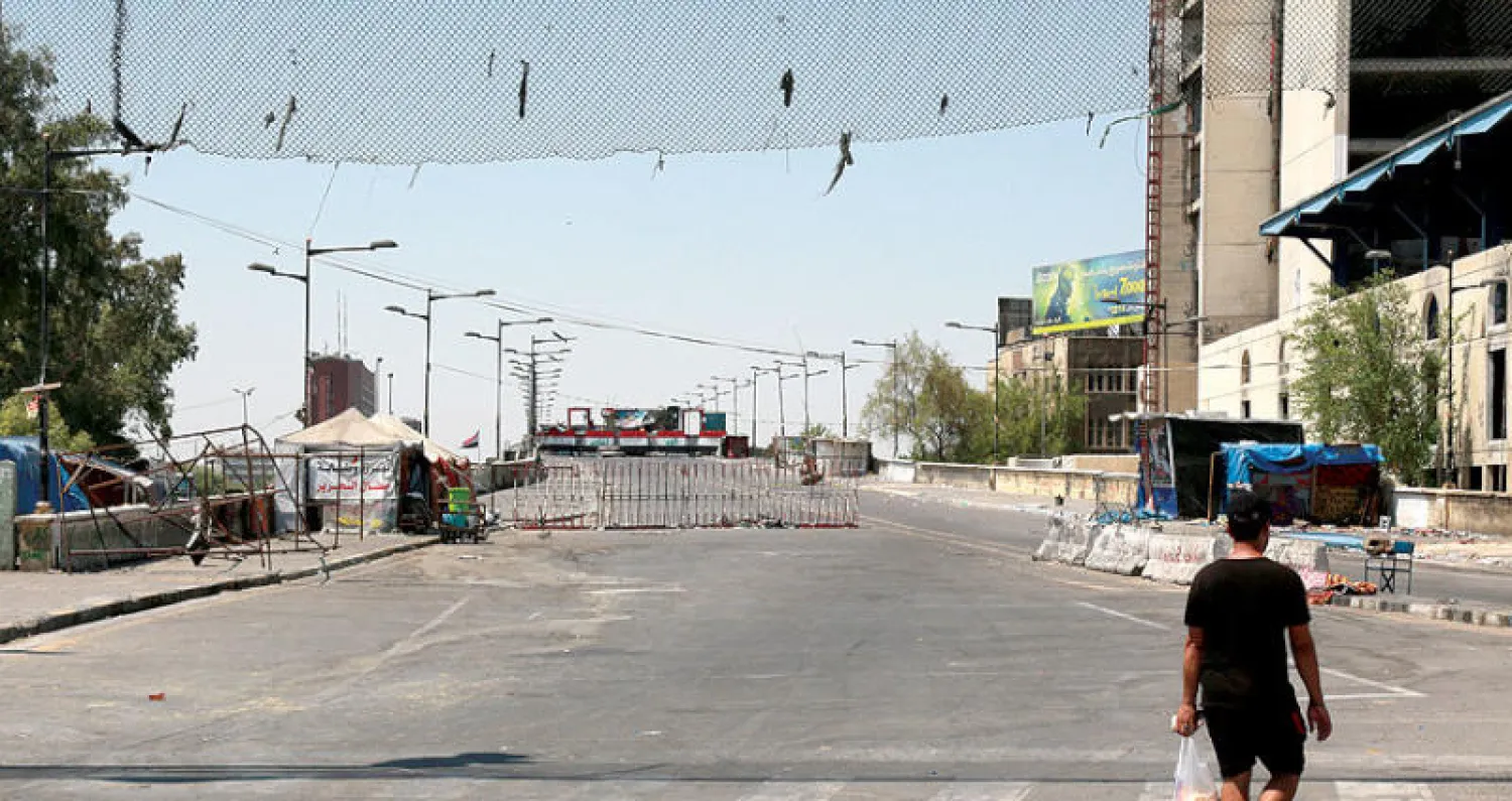 جسر الجمهورية المغلق والمؤدي إلى مقرات الحكومة العراقية في المنطقة الخضراء ببغداد أمس (إ.ب.أ)