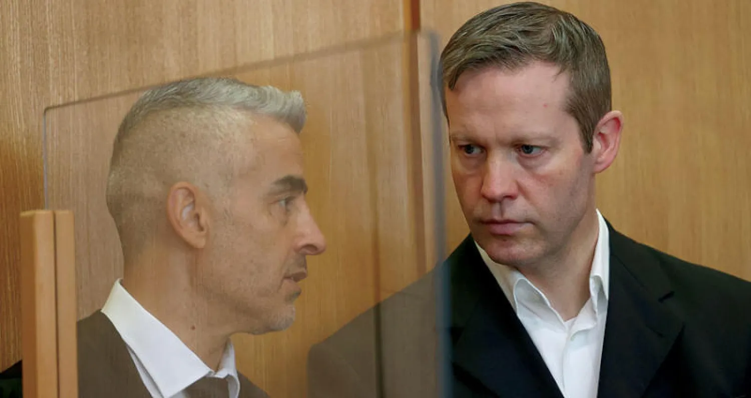 ستيفان أرنست (يمين) المتهم بقتل مسؤول محلي ألماني في المحكمة أمس (أ.ب)