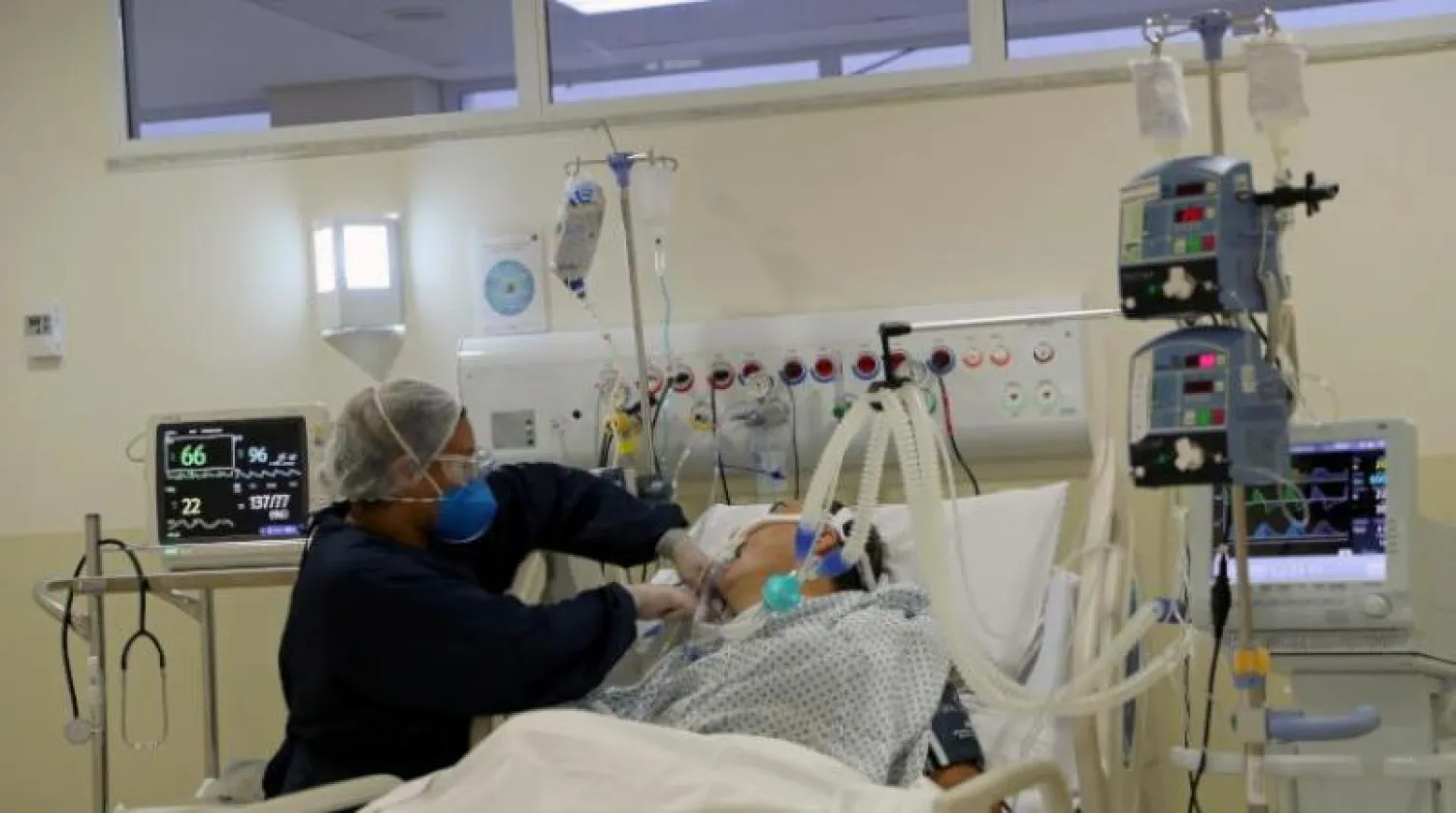 ممرضة تعتني بمصاب بـ«كورونا» بمستشفى في ساو باولو البرازيلية (أرشيفية - رويترز)