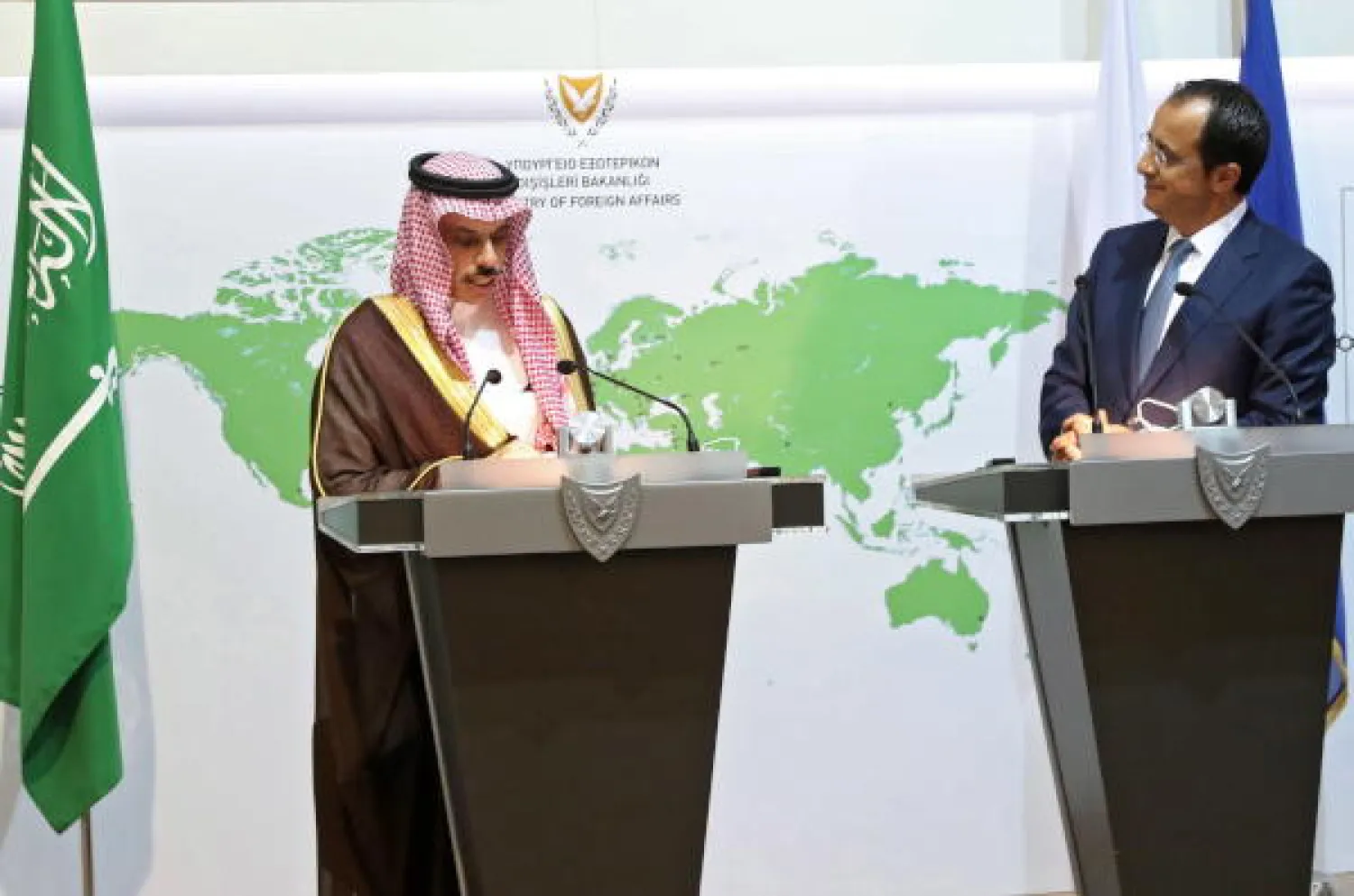 الأمير فيصل بن فرحان وزير الخارجية السعودي ونظيره القبرصي نيكوس خريستودوليديسن خلال المؤتمر الصحافي (إ.ب.أ)