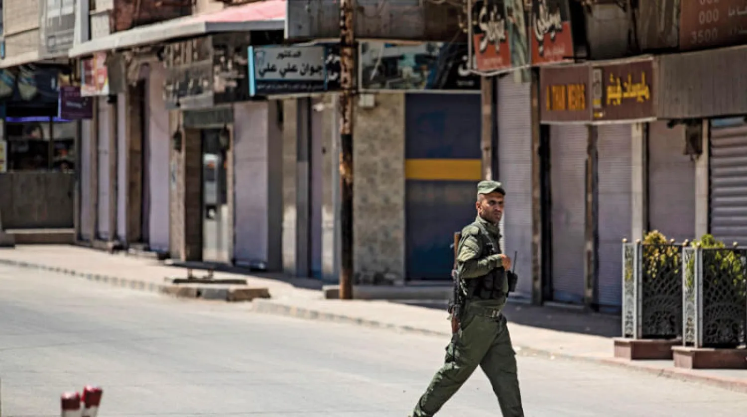 عنصر من «قوات سوريا الديمقراطية» في القامشلي شرق الفرات امس (أ.ف.ب)