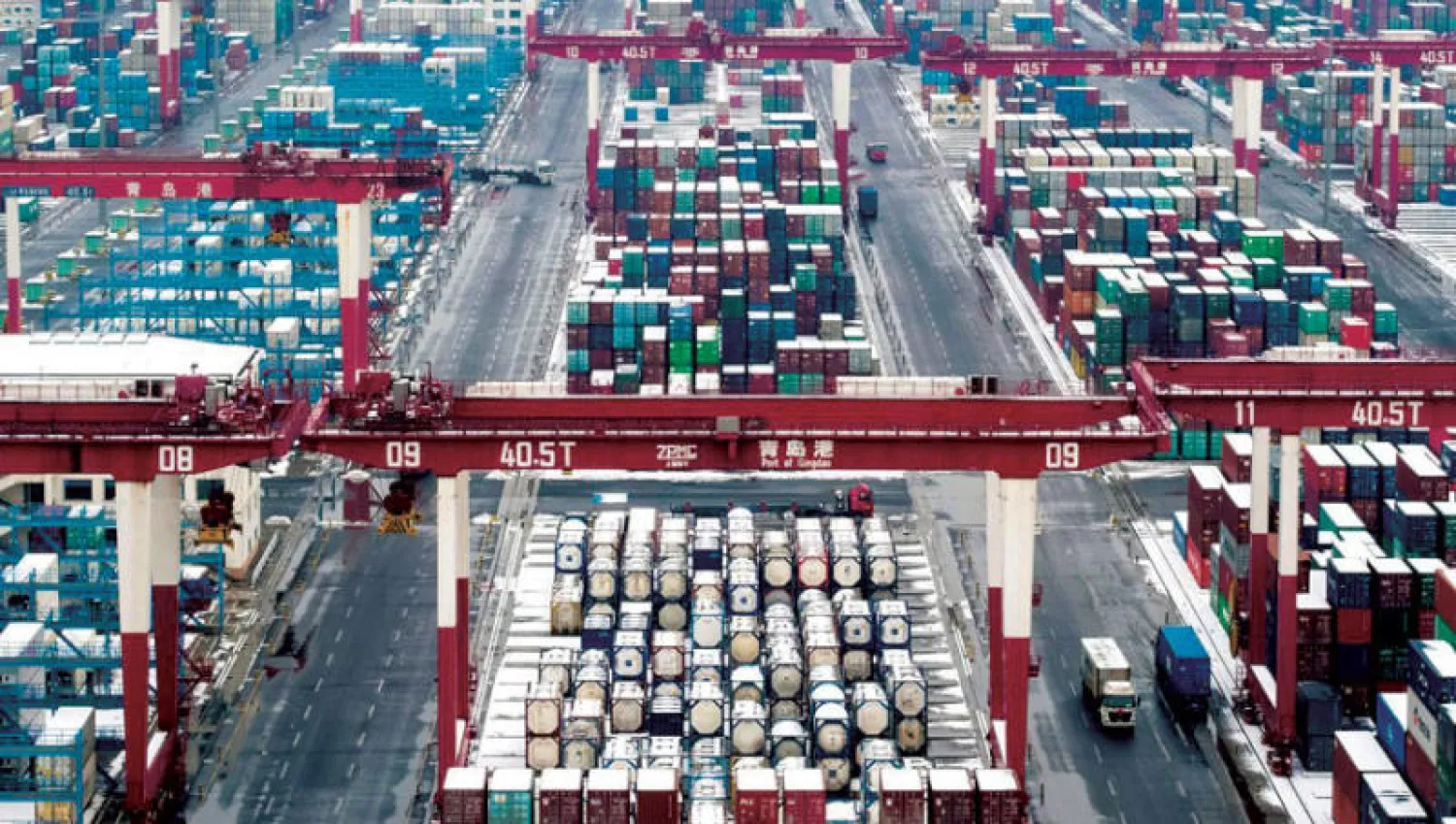 رغم الانتعاشة الكبرى للتجارة الصينية فإن تبعات التصعيد التجاري مع الولايات المتحدة لا تزال قائمة (رويترز)