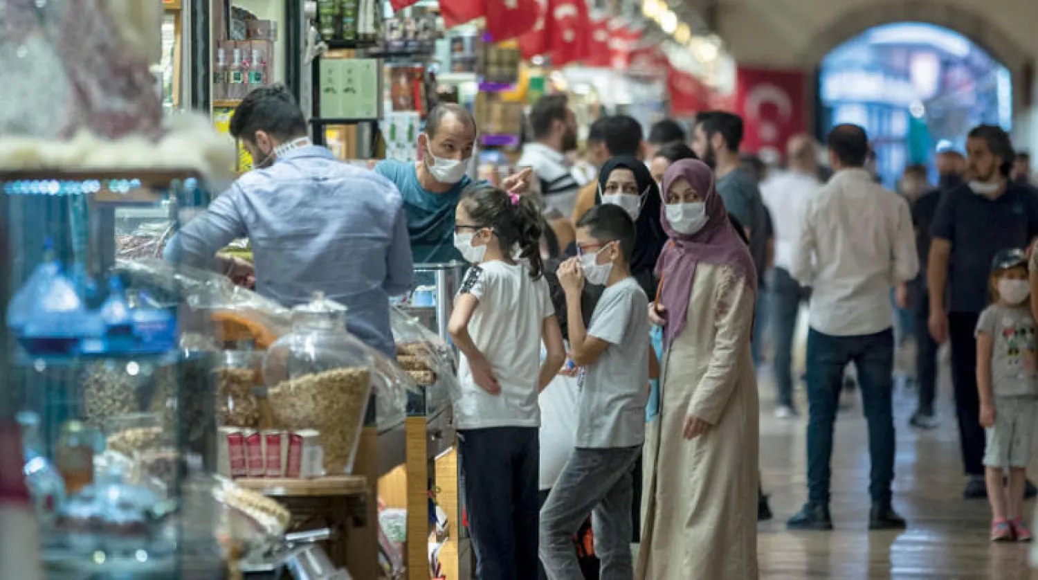 متسوقون في إسطنبول أمس (إ.ب.أ)
