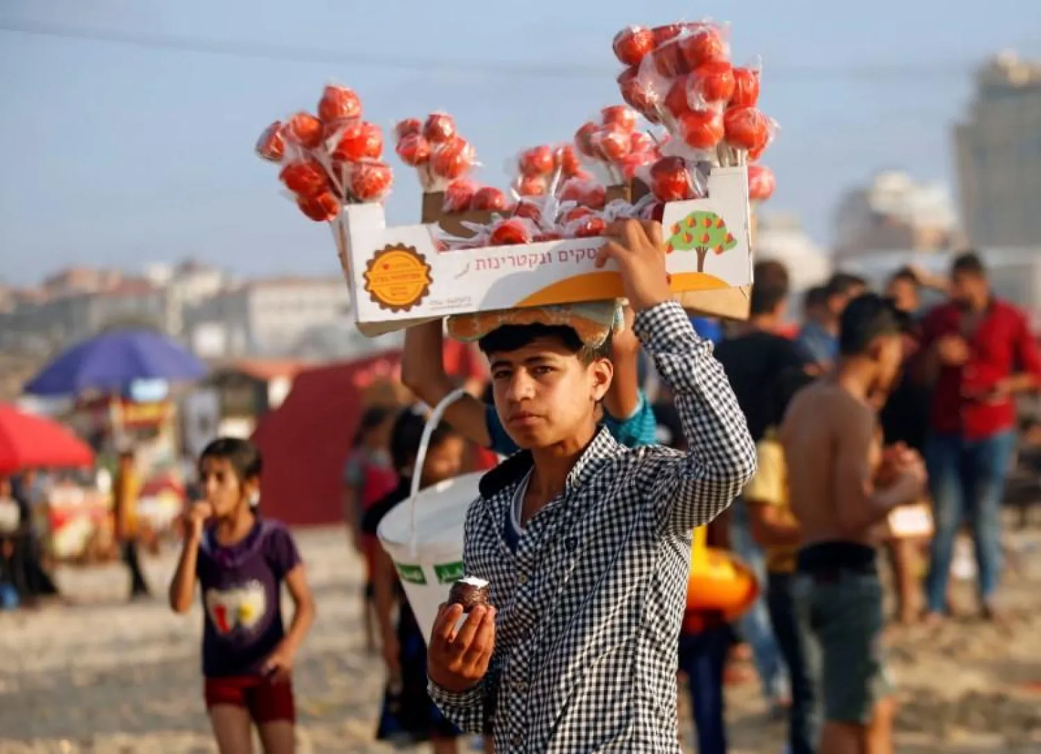 A Palestinian vendor sells sweets along the beach in a warm weather in Gaza City July 7, 2017. REUTERS/Mohammed Salem