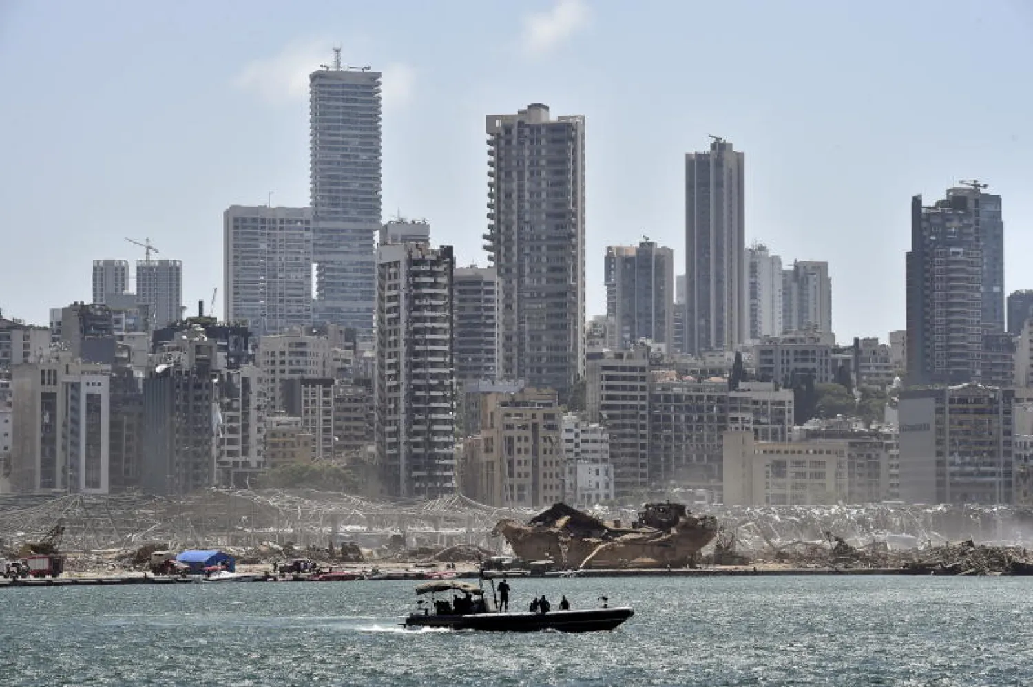 منطقة ميناء بيروت مدمرة بعد الانفجار الهائل (إ.ب.أ)