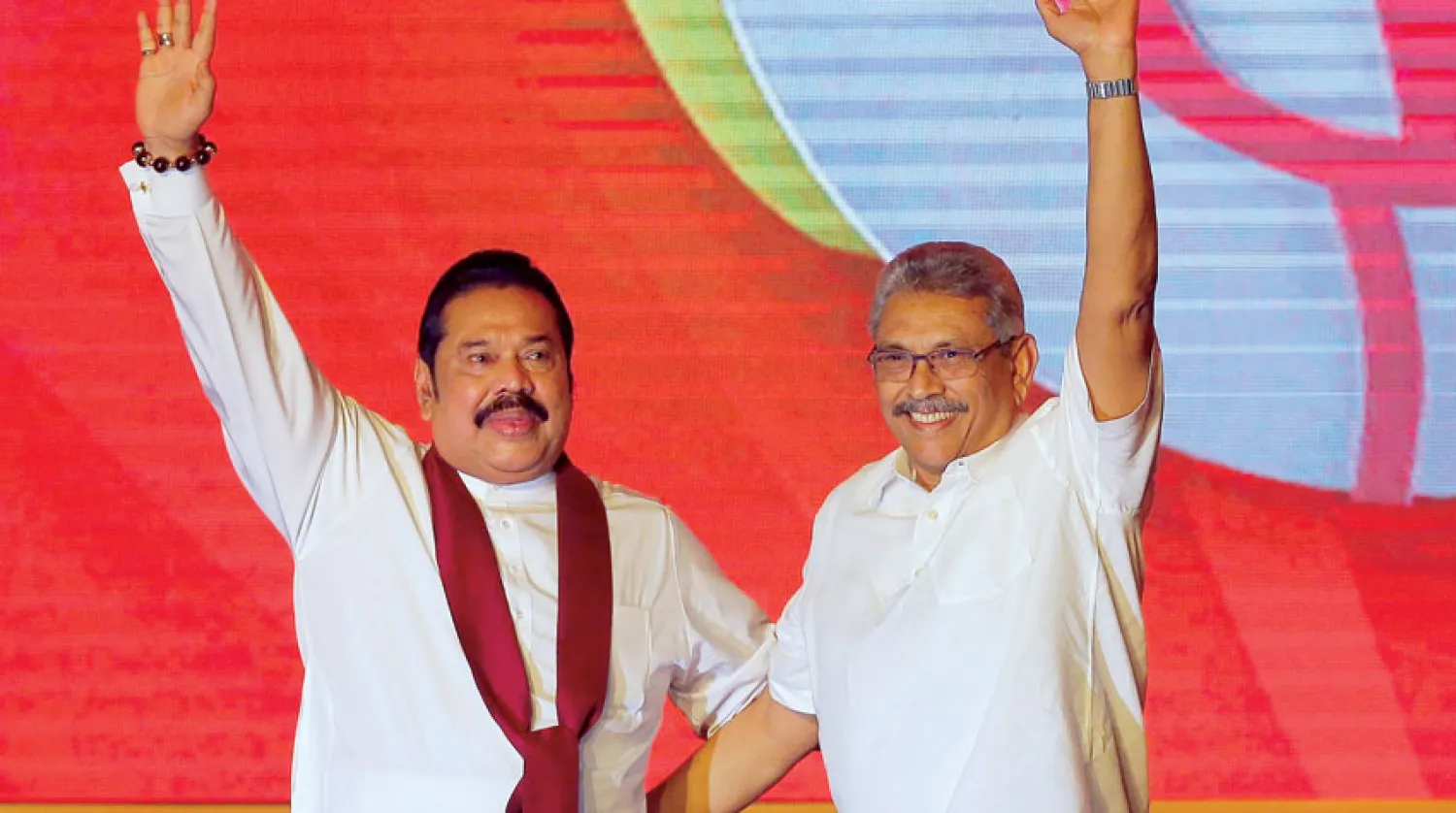 رئيس الوزراء ماهيندا راجاباكسا مع شقيقه جوتابايا راجاباكسا (أ.ب)