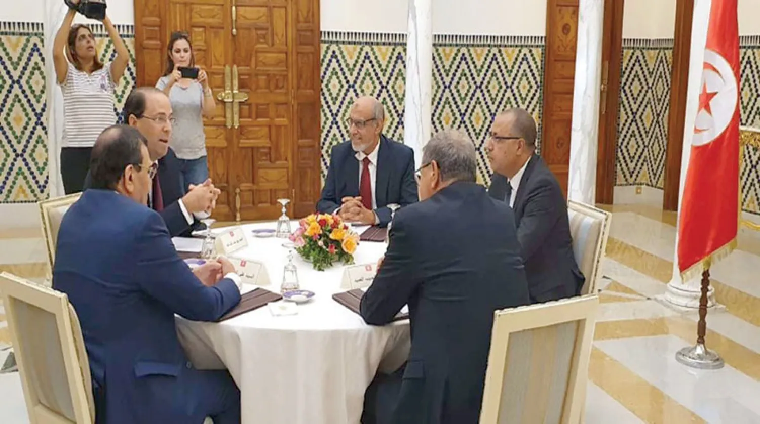 المشيشي مجتمعاً مع رؤساء الحكومات السابقين (راديو نزاهة)