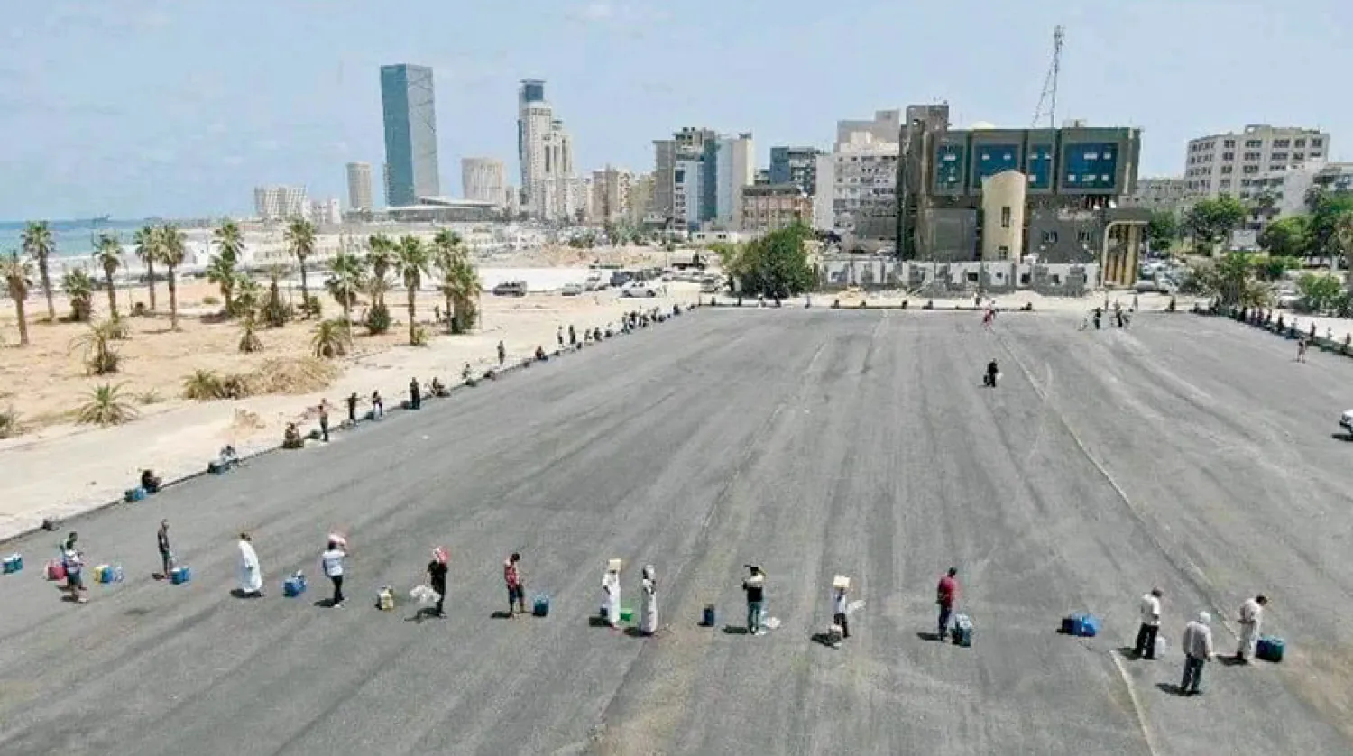 ليبيون يصطفون في طوابير للحصول على حصتهم من الوقود (صور متداولة على حسابات ليبيين) 