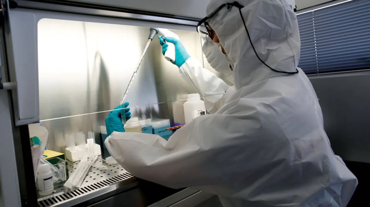 عالمة فرنسية تختبر عينة من مياه باريس بحثاً عن آثار «كورونا» في 22 يوليو الماضي (رويترز)