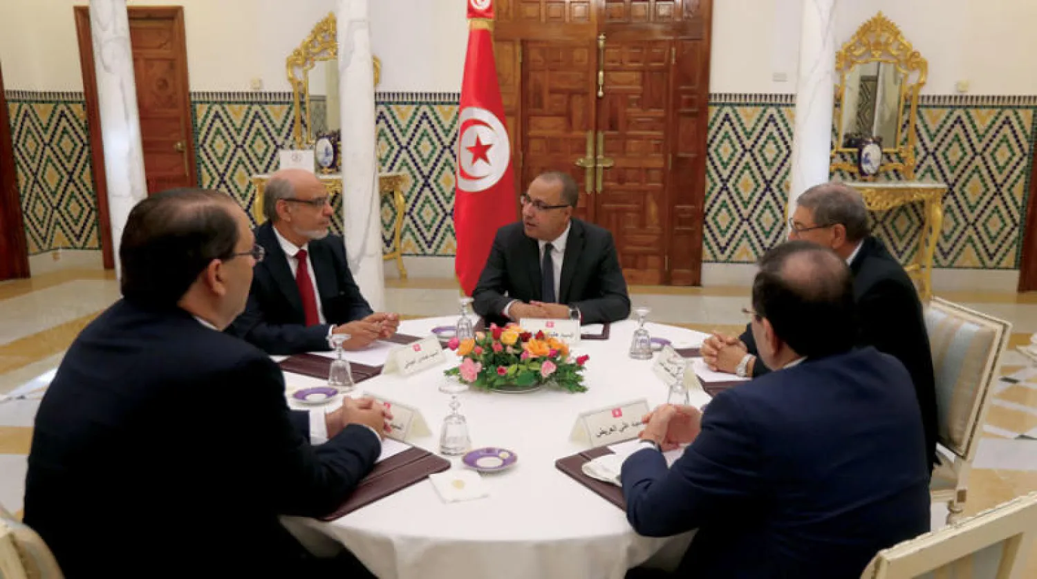 جانب من اجتماع رئيس الحكومة المكلّف مع سياسيين ومسؤولين سابقين في إطار مشاوراته لتشكيل الحكومة التونسية الجديدة (إ.ب.أ)