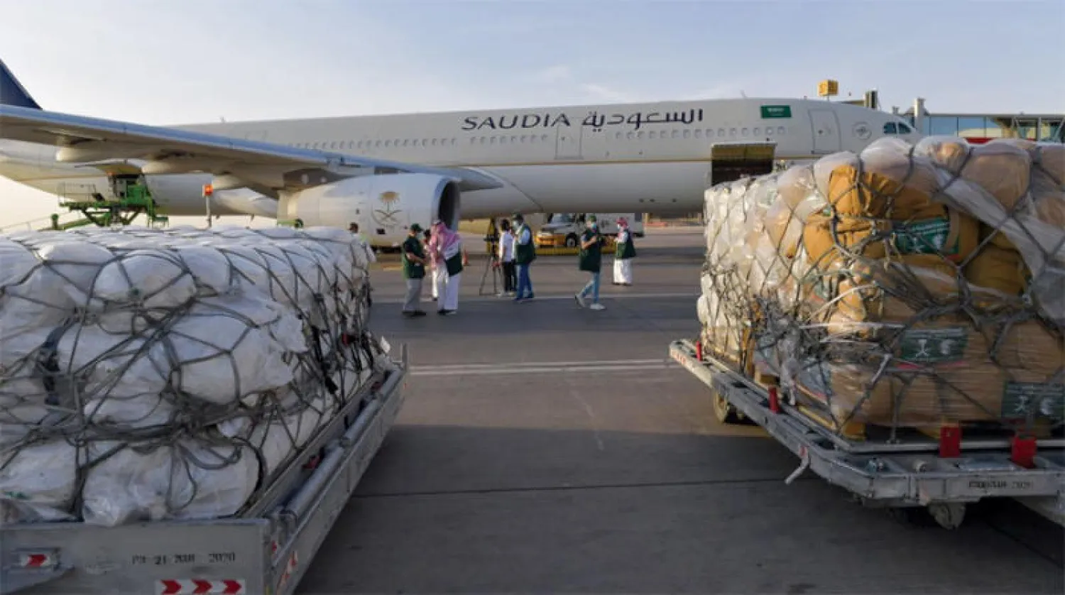 المساعدات التي قدمها مركز الملك سلمان تصل إلى مطار بيروت أمس (الشرق الأوسط)
