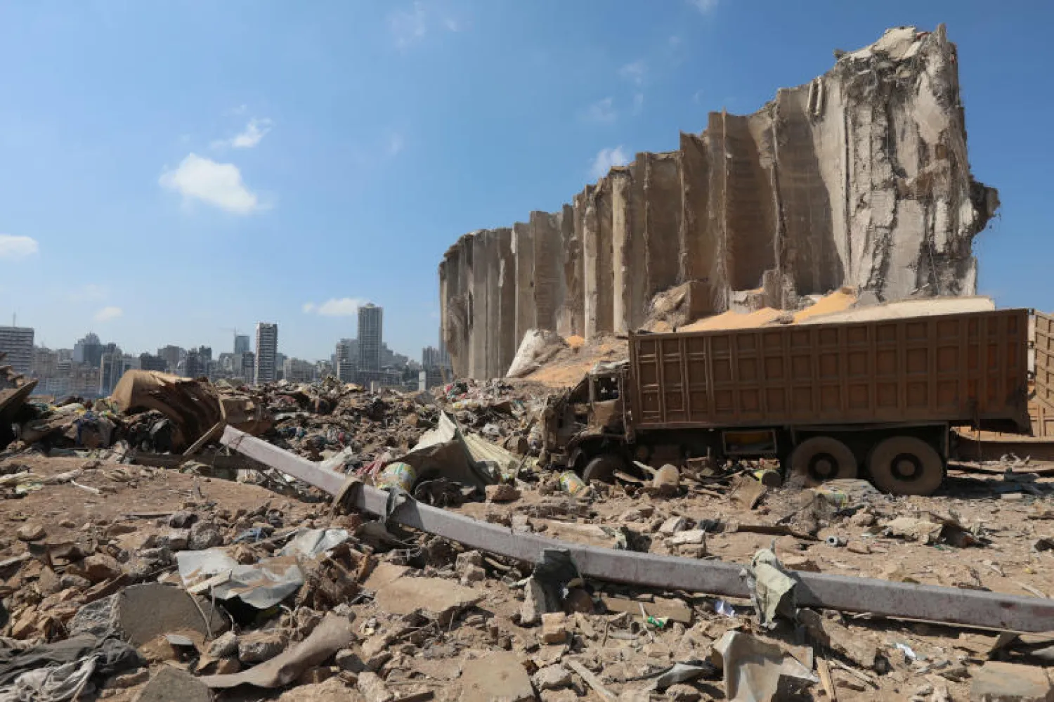بعض الأنقاض قرب موقع الانفجار في مرفأ بيروت (رويترز)