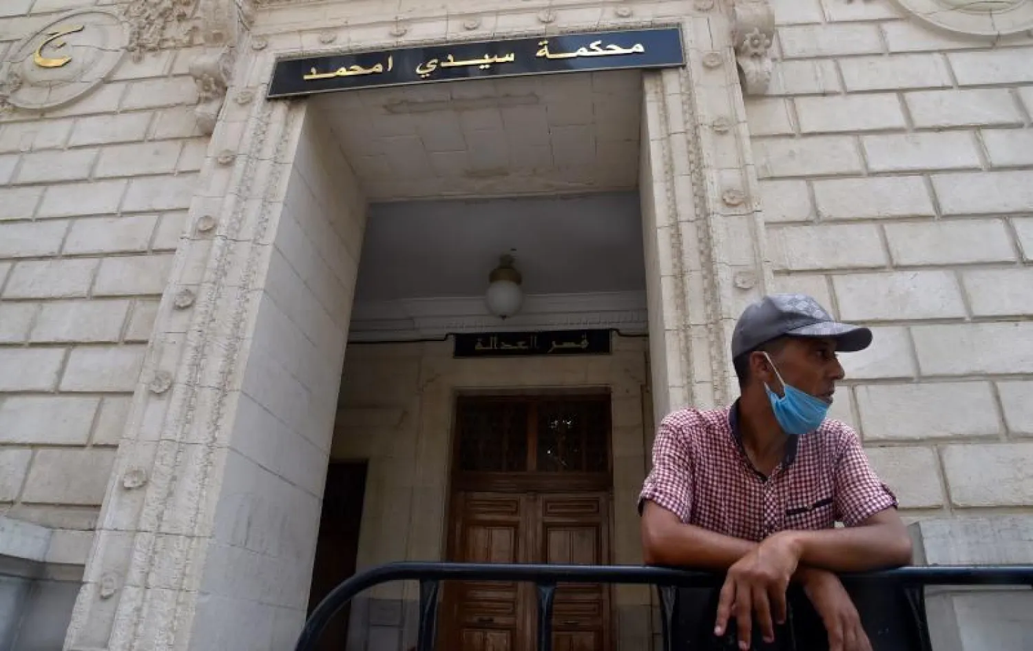 مواطن جزائري يرتدي القناع الواقي (أ.ف.ب)