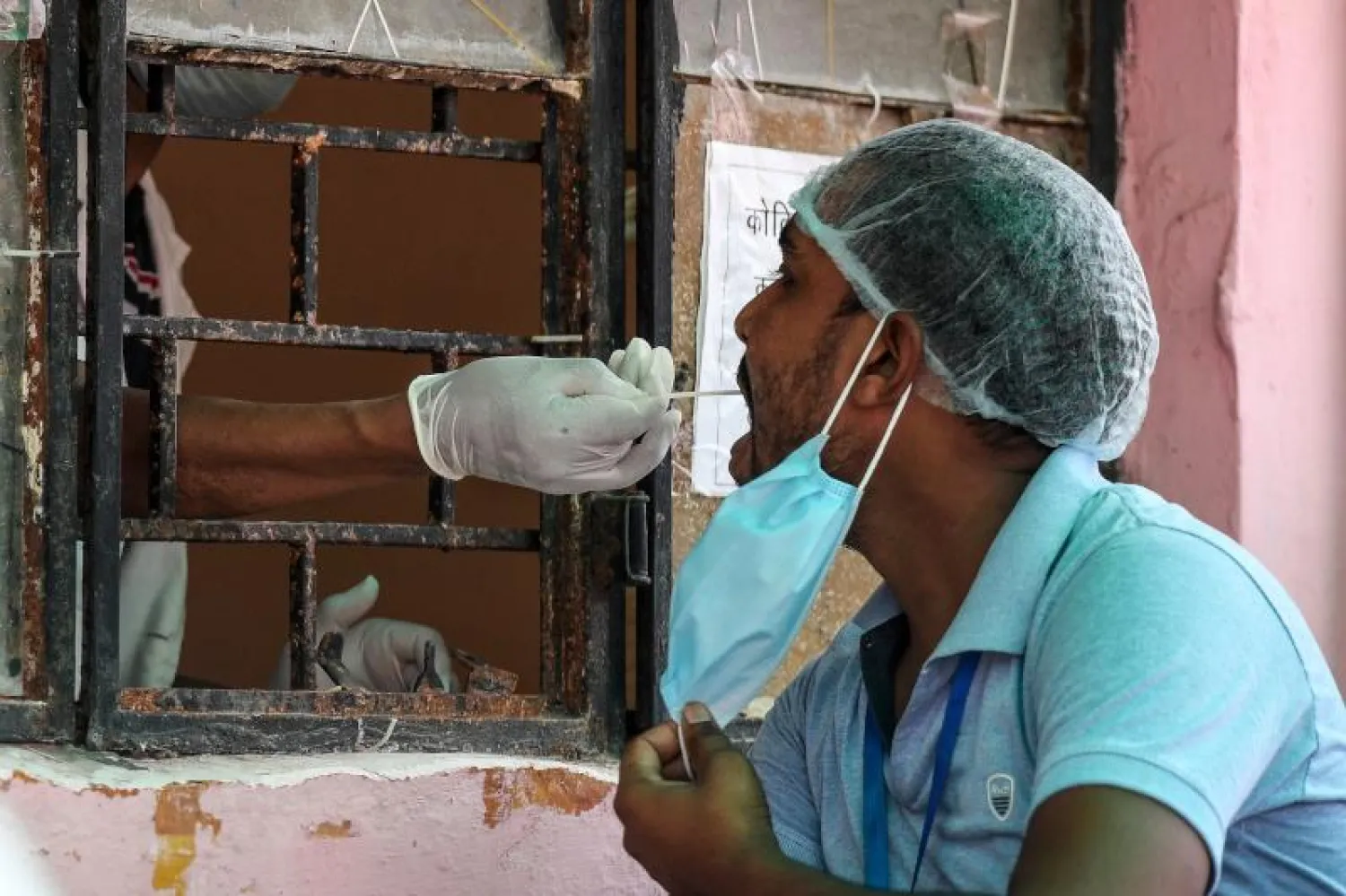 رجل يخضع لفحص الكشف عن كورونا في الهند (أ.ف.ب)