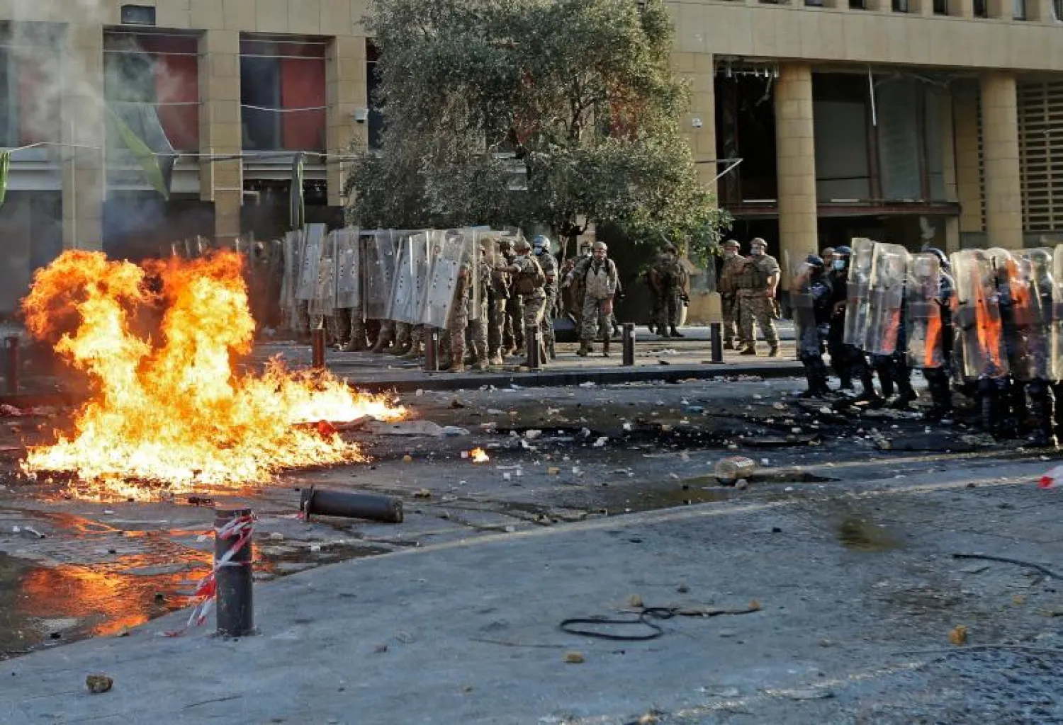 عناصر من قوات الأمن اللبنانية في بيروت خلال الاحتجاجات (أ.ف.ب)