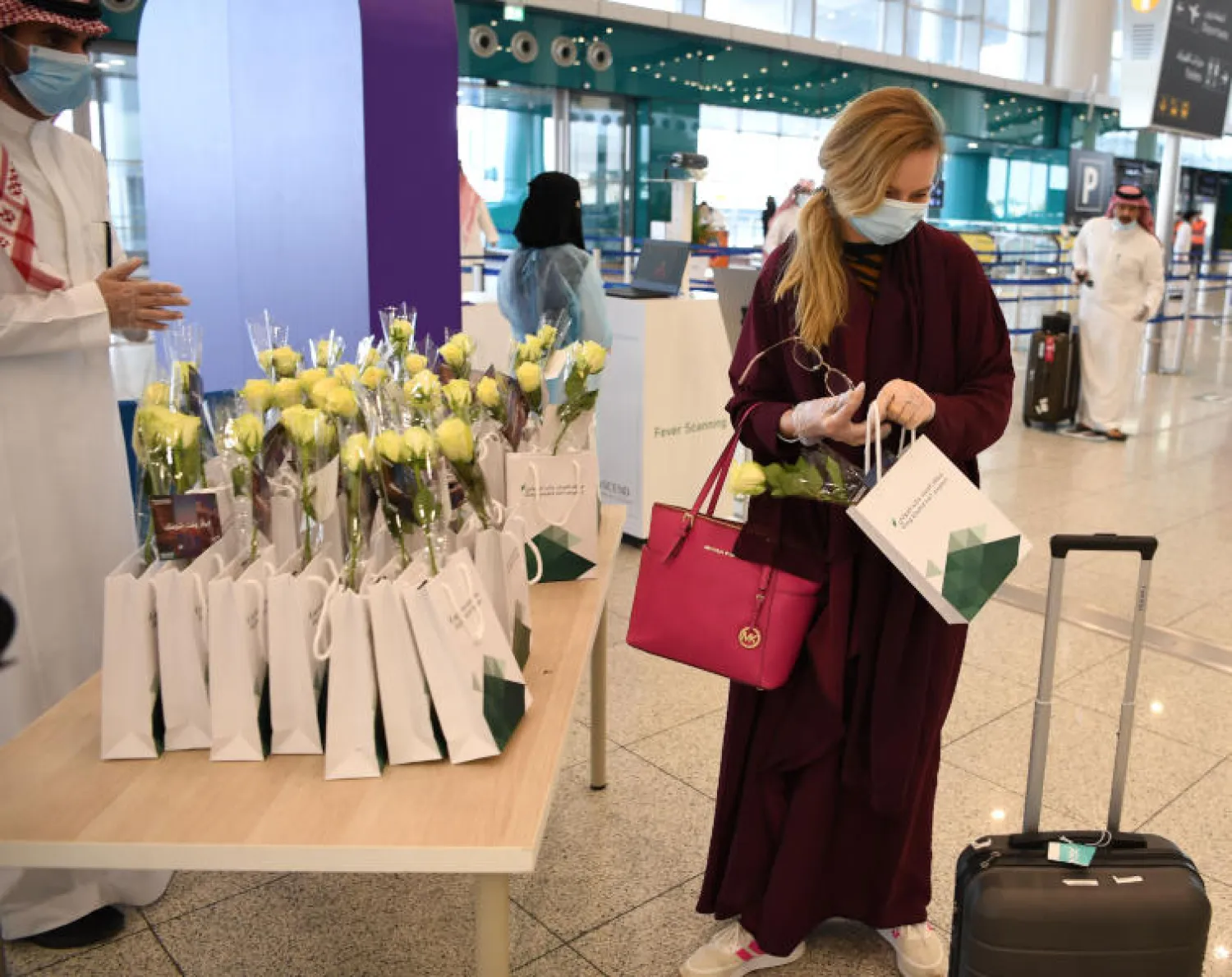 مسافرون في مطار الملك خالد الدولي بالرياض (الشرق الأوسط)