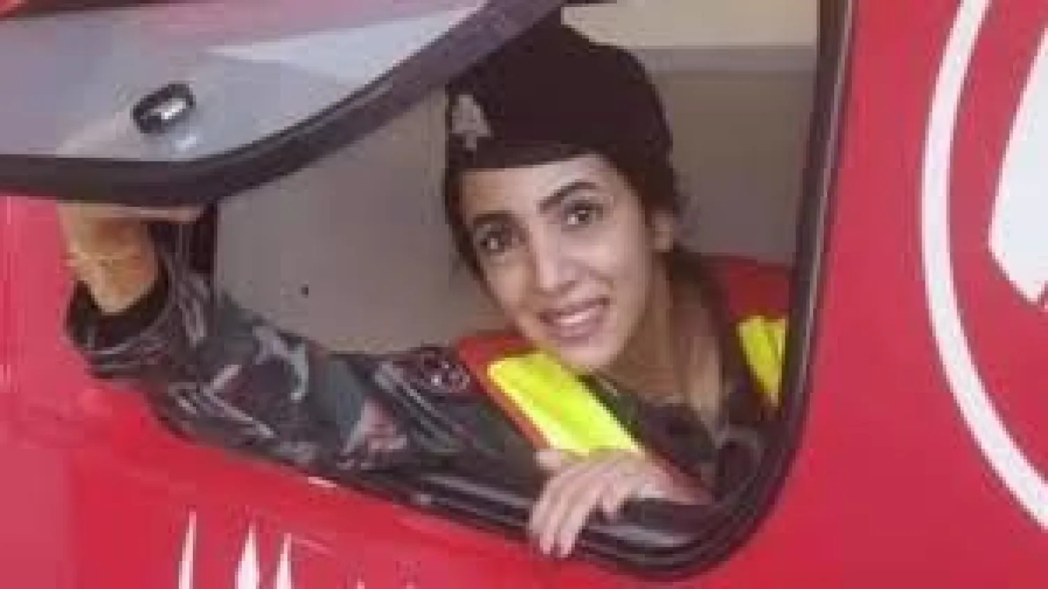 سحر فارس ترتدي زي الإطفاء (تويتر)